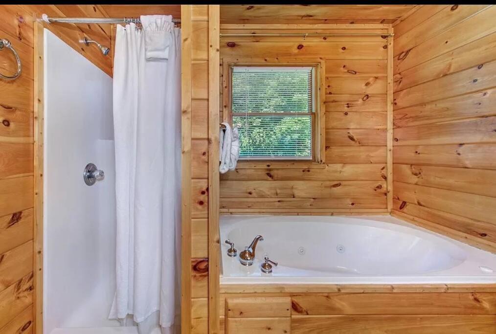 Smokey Mountain Retreat, Hot Tub, Game Room, Sleeps 8! Gatlinburg Ngoại thất bức ảnh