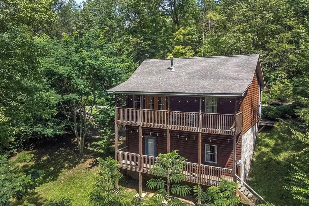Smokey Mountain Retreat, Hot Tub, Game Room, Sleeps 8! Gatlinburg Ngoại thất bức ảnh