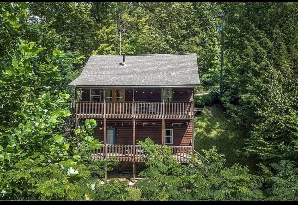 Smokey Mountain Retreat, Hot Tub, Game Room, Sleeps 8! Gatlinburg Ngoại thất bức ảnh