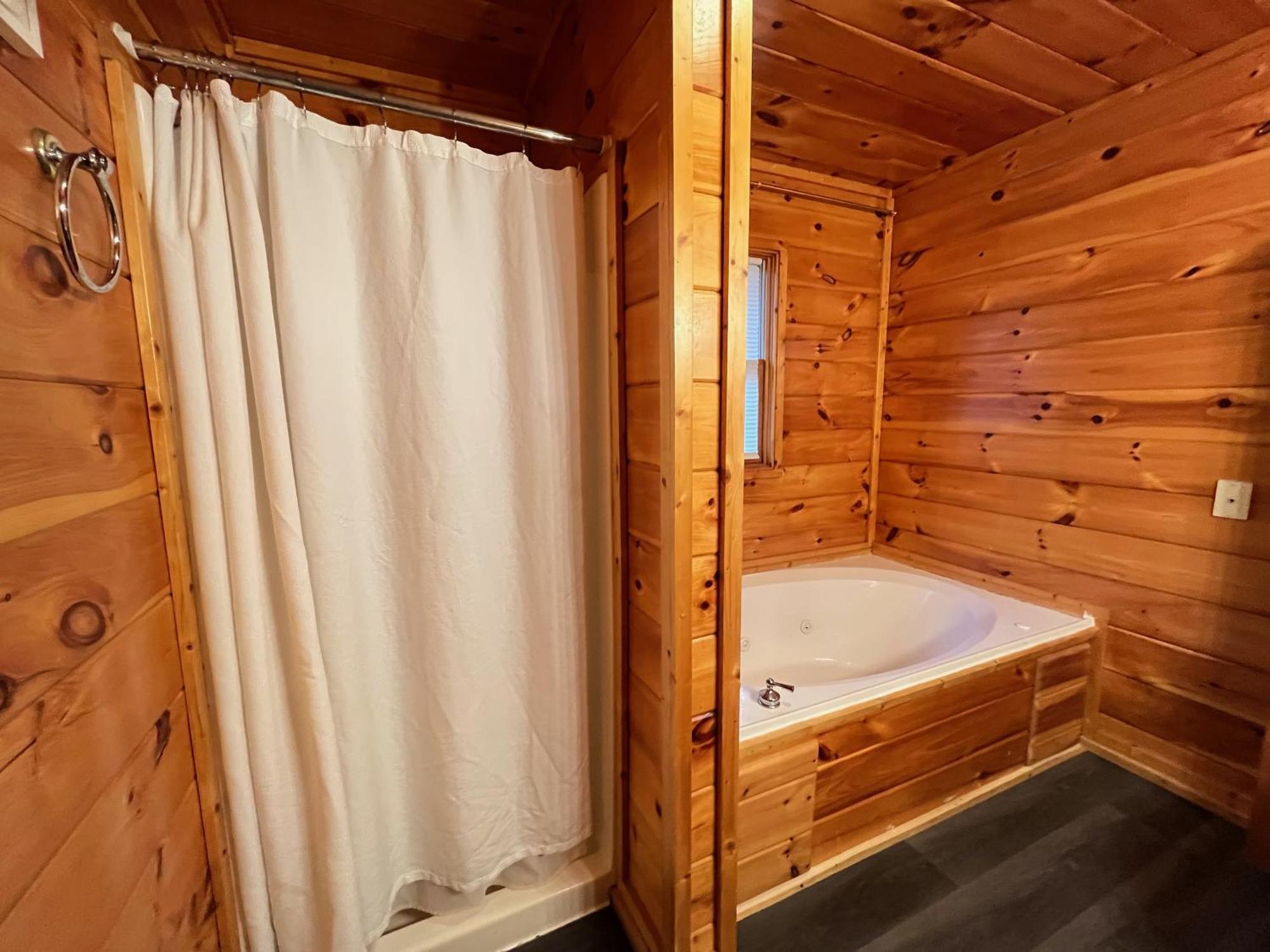 Smokey Mountain Retreat, Hot Tub, Game Room, Sleeps 8! Gatlinburg Ngoại thất bức ảnh