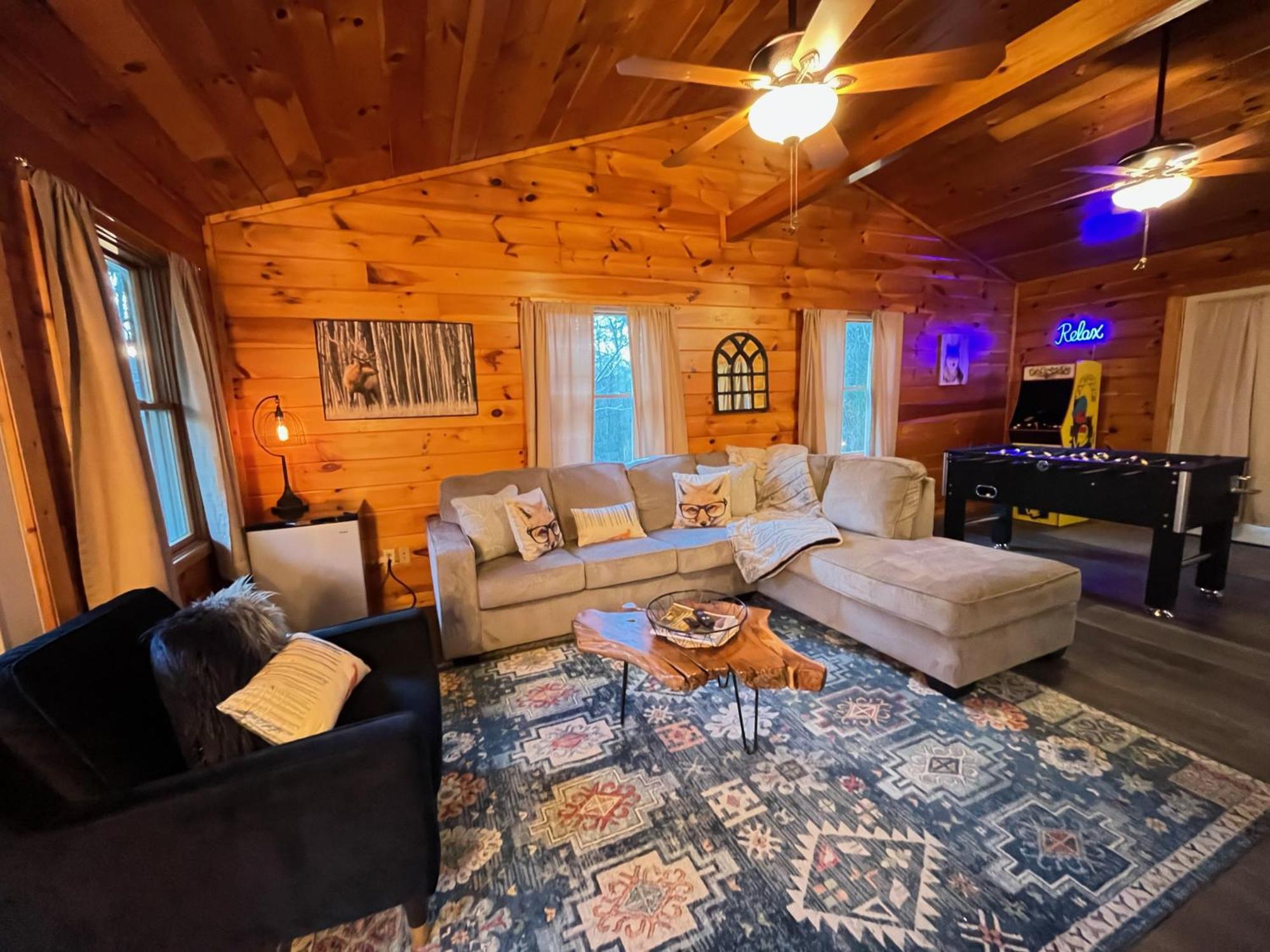Smokey Mountain Retreat, Hot Tub, Game Room, Sleeps 8! Gatlinburg Ngoại thất bức ảnh