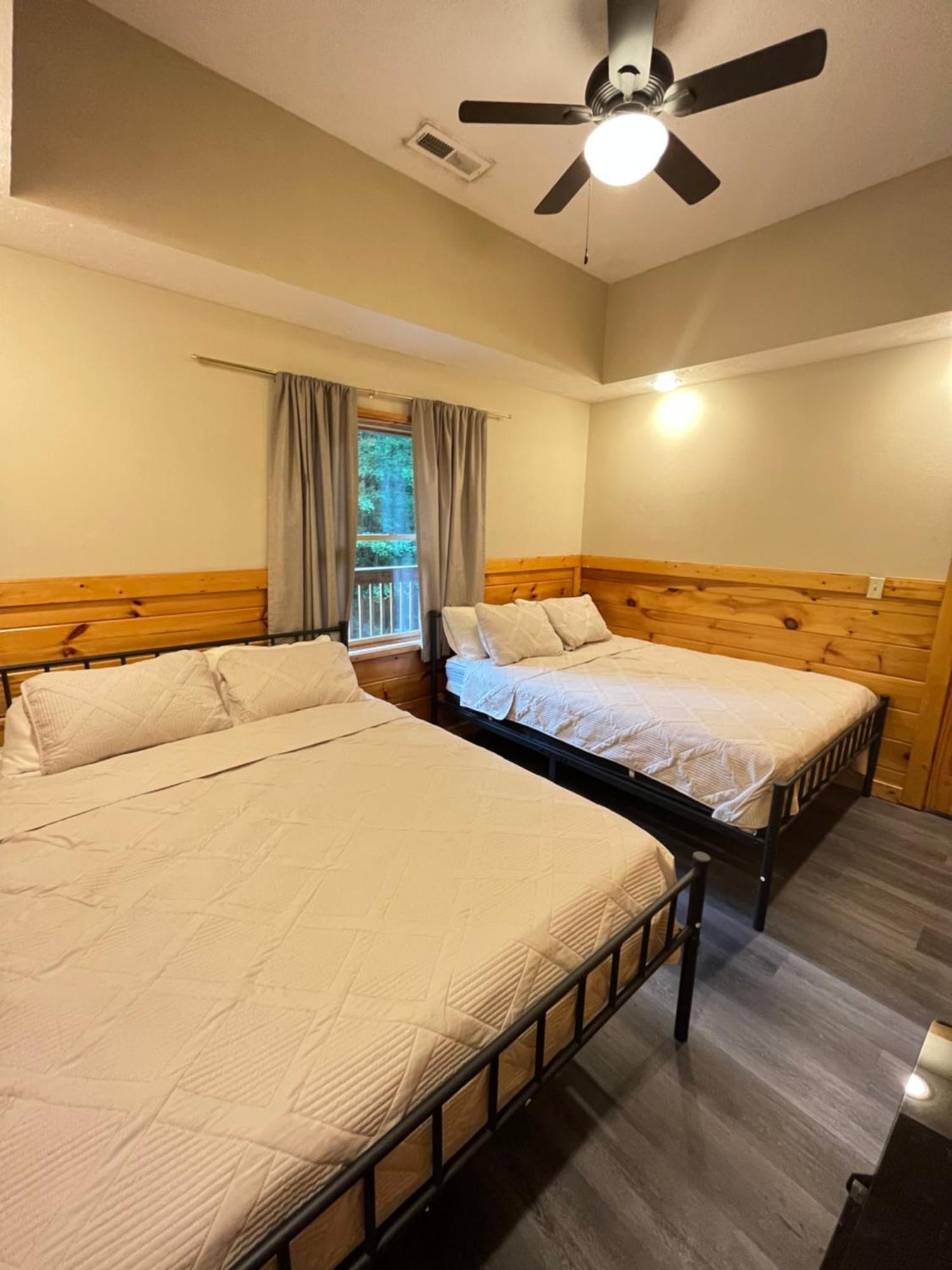 Smokey Mountain Retreat, Hot Tub, Game Room, Sleeps 8! Gatlinburg Ngoại thất bức ảnh